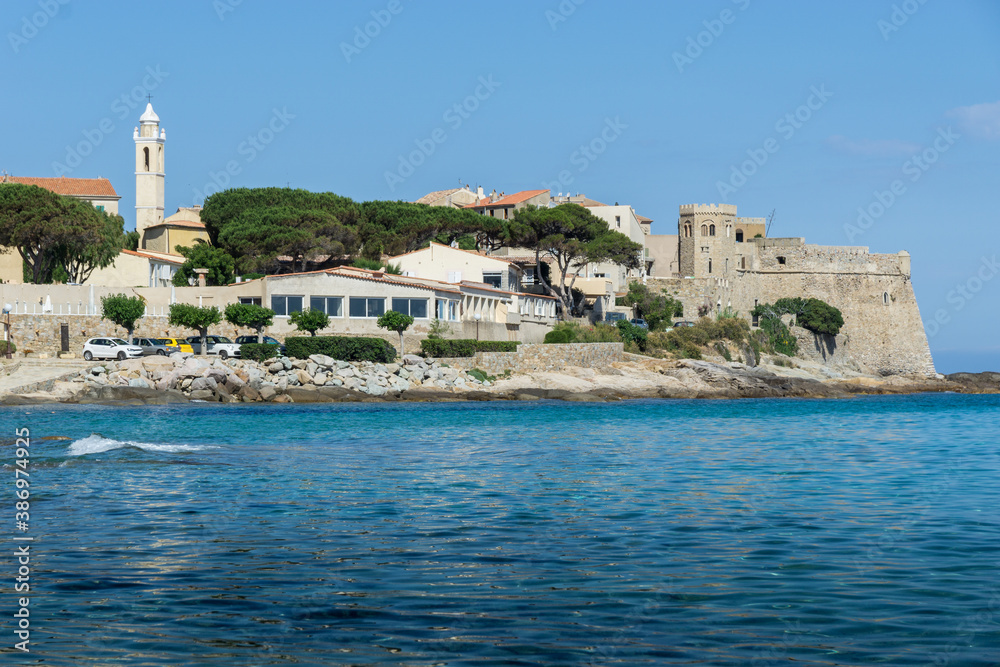 Blick vom Meer auf Algajola auf Korsika
