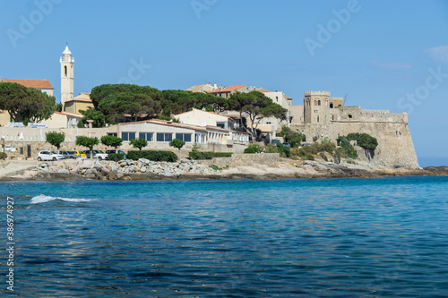Blick vom Meer auf Algajola auf Korsika © Eberhard