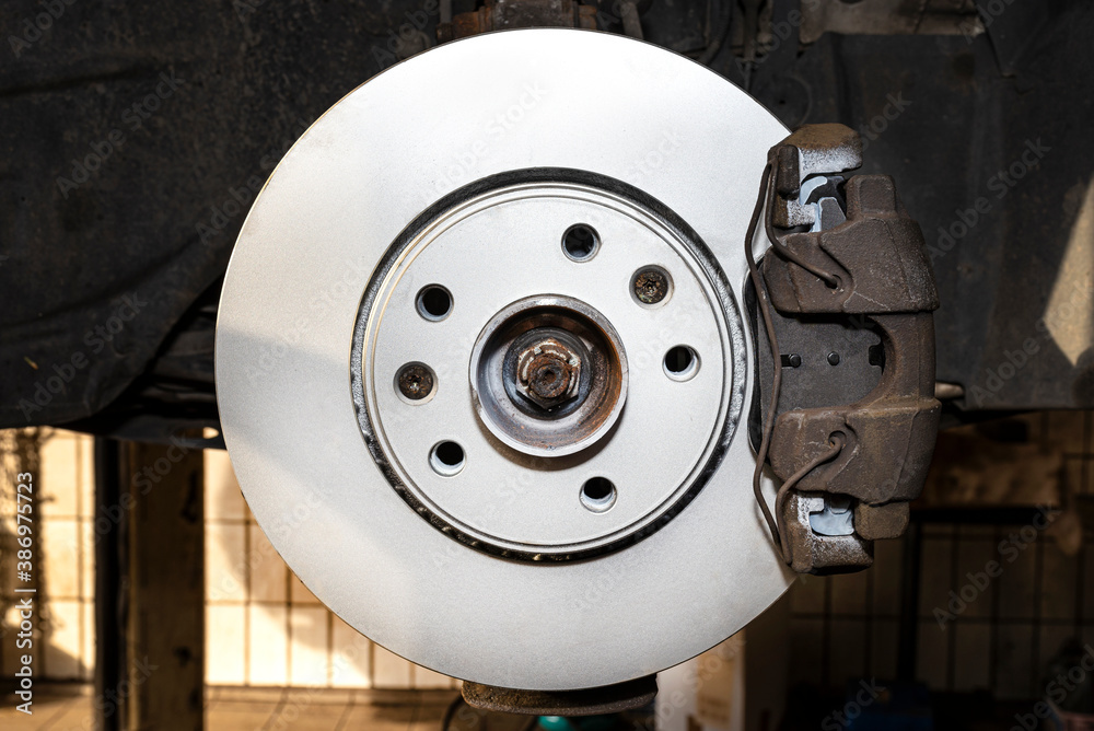 New brake disc with an anti-corrosion layer, mounted on the front hub. New brake disc with an anti-corrosion layer, mounted on the front hub.