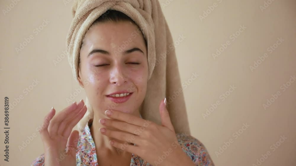Joven Mujer mexicana probando crema humectante facial producto de belleza feliz sonriente Joven Mujer mexicana probando crema humectante facial producto de belleza feliz sonriente