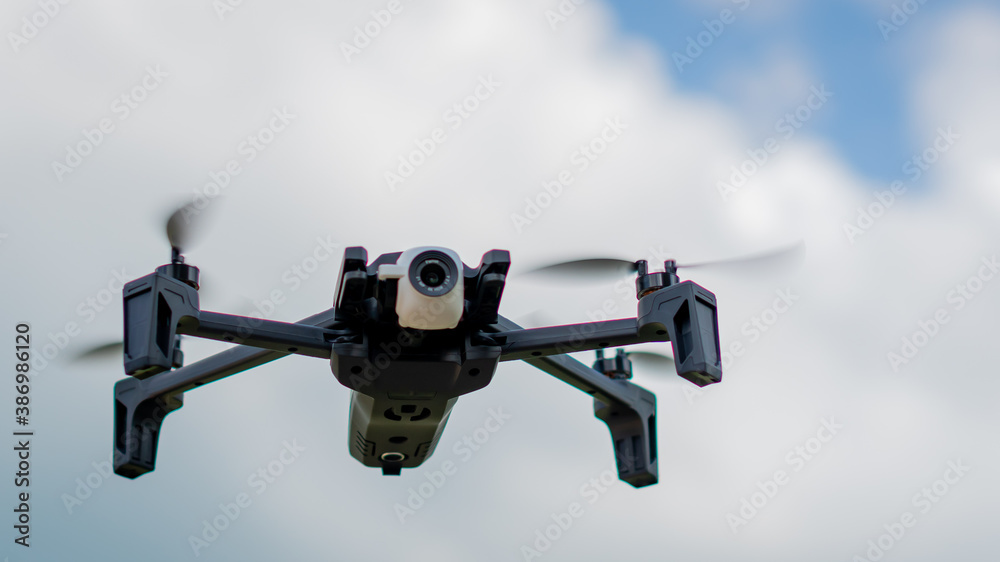 Bologa, Cluj/Romania-05.20.2019: Powerful and playful quadcopter drone  Parrot Anafi Extended in action.Detailed photo with bokeh illustrating the  competitor of DJI Mavic. Beautiful drone, sunny day foto de Stock | Adobe  Stock