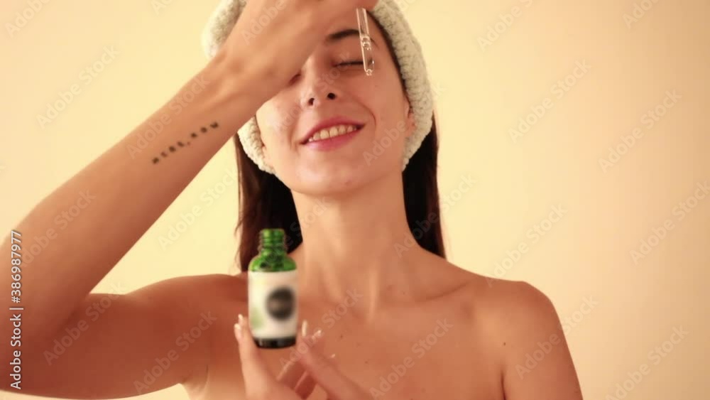 Joven Mujer mexicana probando crema humectante facial producto de belleza feliz sonriente
