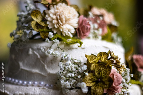 Wedding cake with flowers © Donny Pangle 