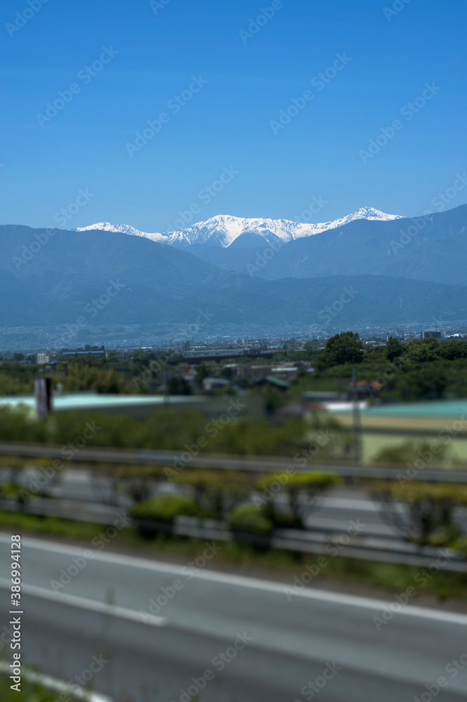 Fototapeta premium 中央高速から見た残雪の南ｱﾙﾌﾟｽ
