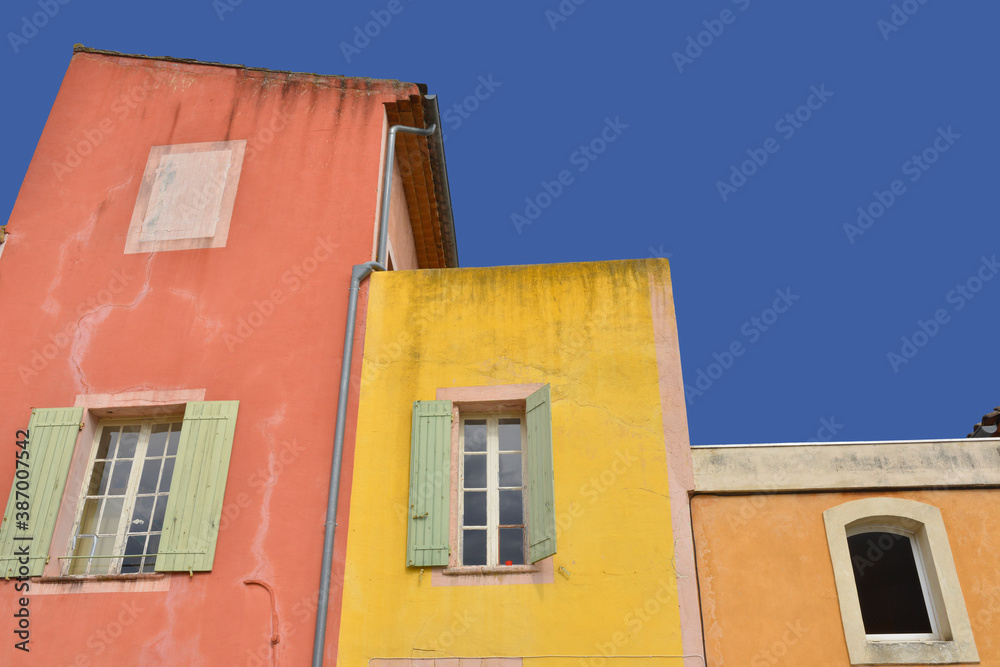 Façades colorées à Roussillon (84220), Vaucluse en Provence-Alpes-Côte-d'Azur, France Façades colorées à Roussillon (84220), Vaucluse en Provence-Alpes-Côte-d'Azur, France