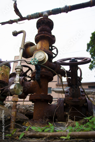 温泉の源泉配管とバルブ