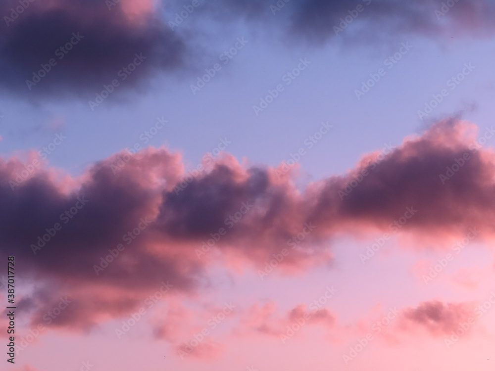 Obraz premium Dawn glow inside dark clouds 