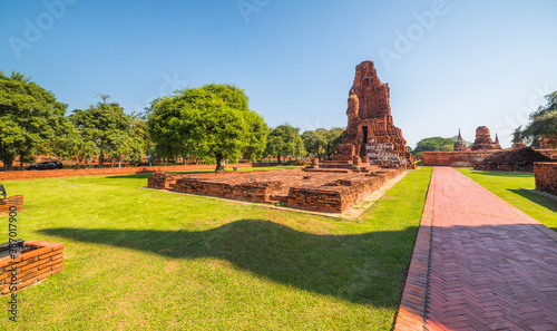 Obraz na płótnie Ayutthaya Historical Park on a Sunny Day in Ayutthaya Province, Thailand. Architecture of Old Thai Capital City. w salonie