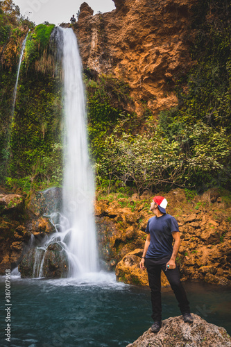 Joven observando la preciosidad del entorno natural. Young man observing the preciousness of the natural environment. 