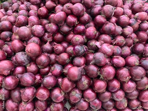 Many purple onions in bulk.