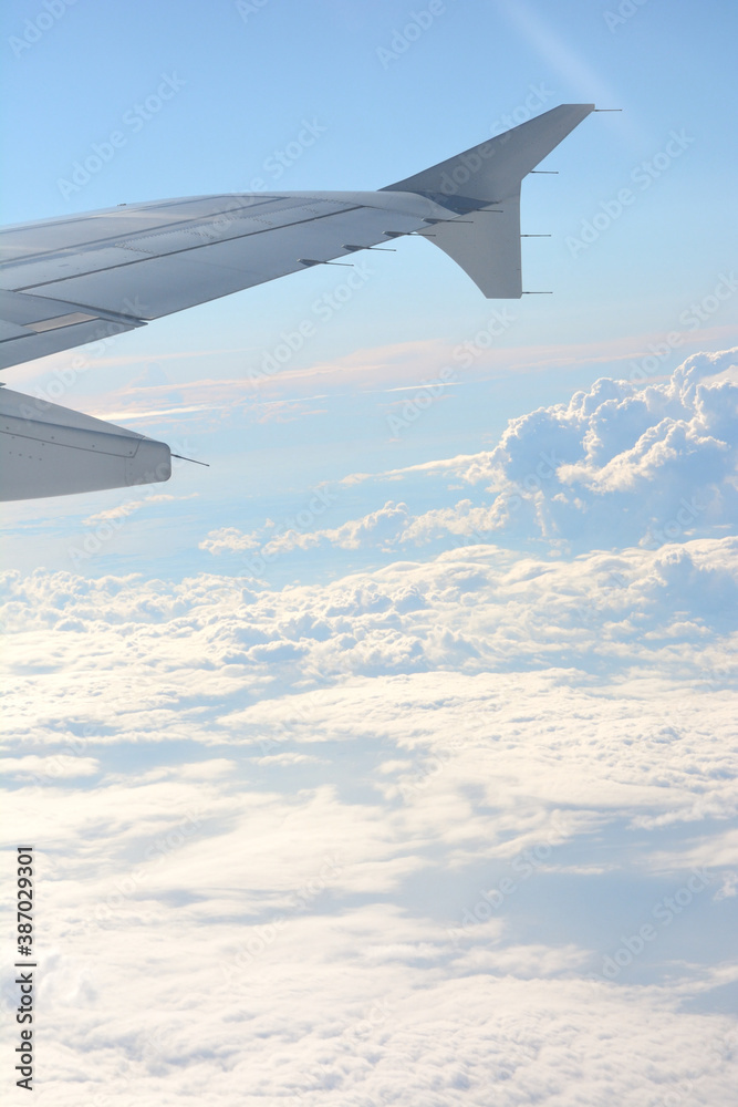Obraz premium fluffy clouds in the sky shot from plane