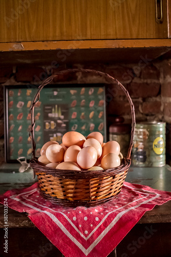 huevos de campo en canasta
