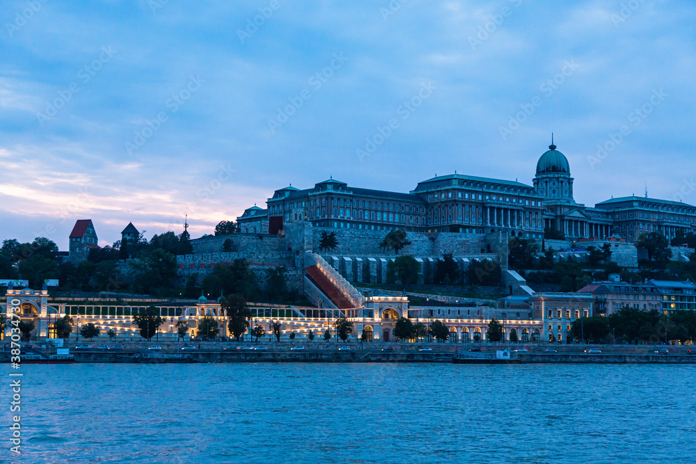 ハンガリー　夕暮れ時のブダペストのブダ城とドナウ川