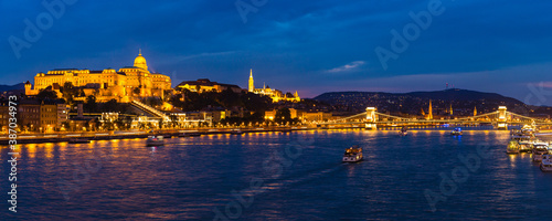 ハンガリー ブダペストのライトアップされたブダ城とドナウ川の夜景