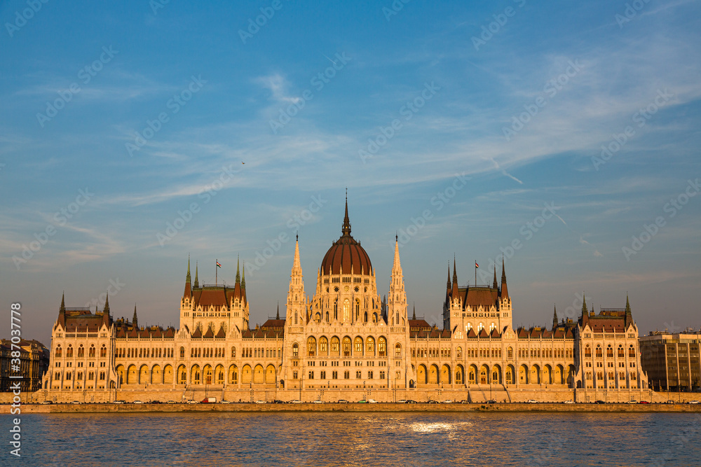 ハンガリー　ブダペストのドナウ川沿いに建つ国会議事堂
