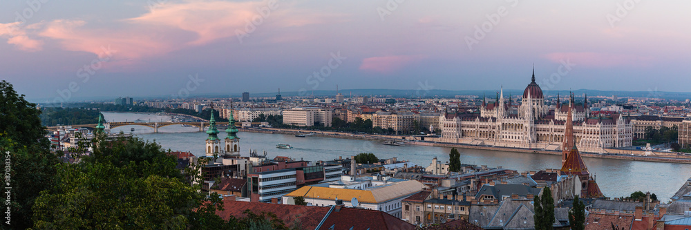 ハンガリー　夕暮れ時のブダペストの国会議事堂とドナウ川
