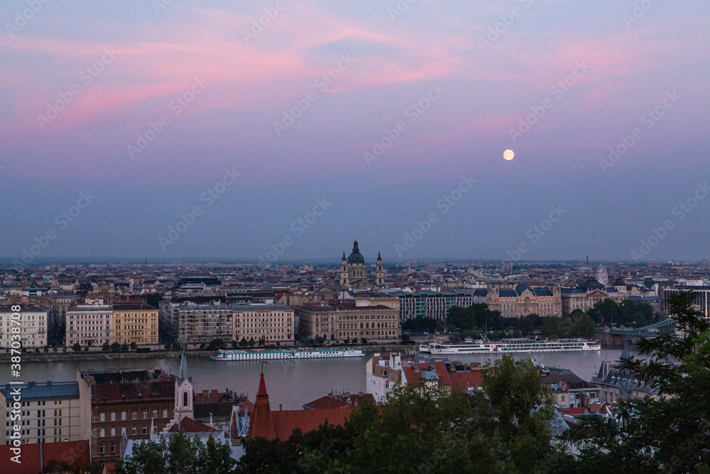 ハンガリー　夕暮れ時のブダペストの風景