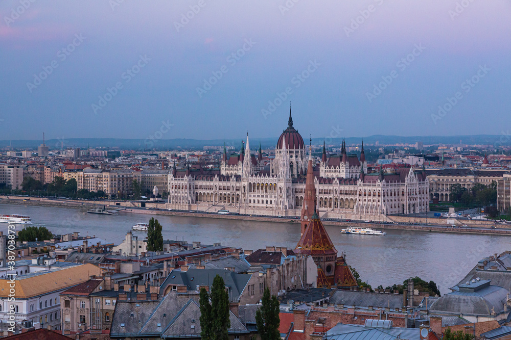 ハンガリー　漁夫の砦から見える夕暮れ時のブダペストの国会議事堂とドナウ川