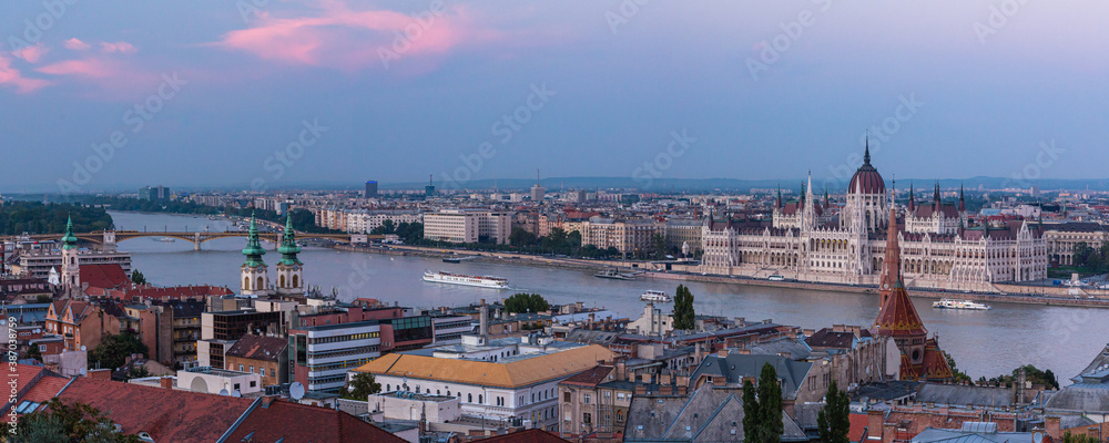 ハンガリー　夕暮れ時のブダペストの国会議事堂とドナウ川