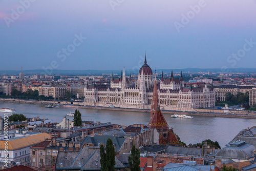 ハンガリー　漁夫の砦から見える夕暮れ時のブダペストの国会議事堂とドナウ川 © pespiero