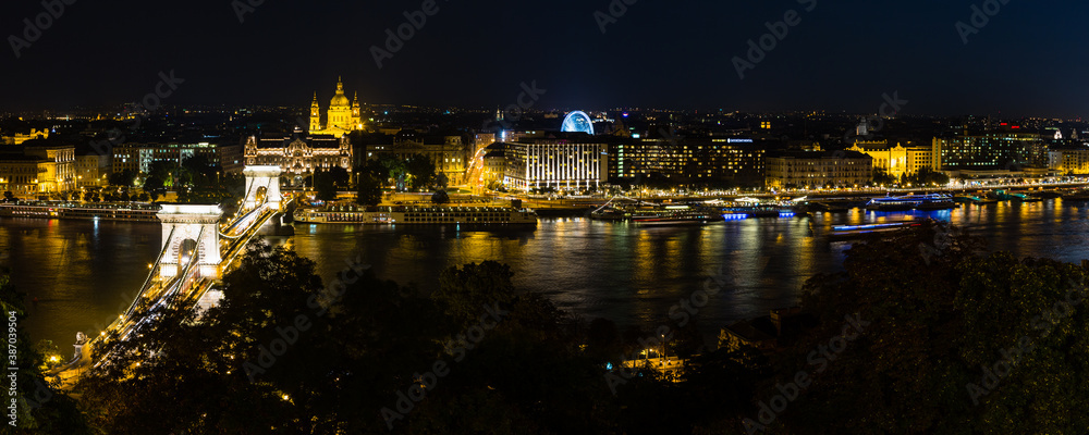 ハンガリー　ブダペストのドナウ川の夜景