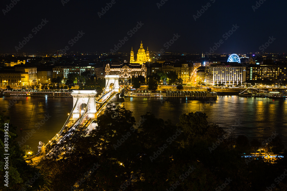ハンガリー　ライトアップされたブダペストのドナウ川に架かるセーチェーニ鎖橋と聖イシュトヴァーン大聖堂