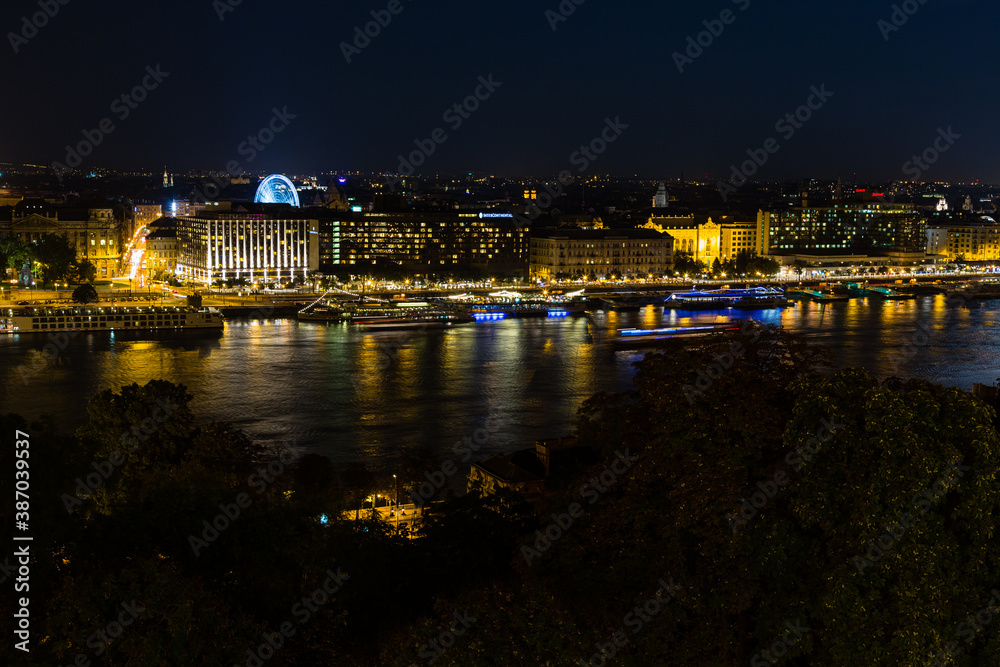 ハンガリー　ブダペストの夜景とドナウ川