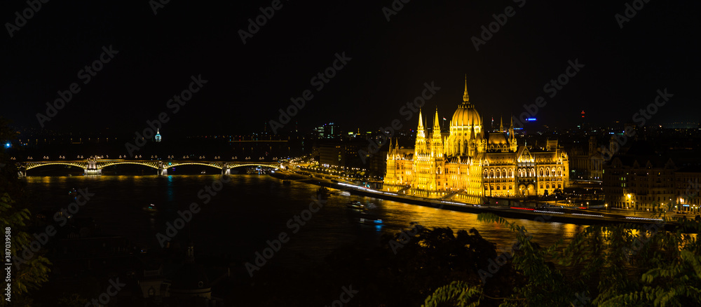 ハンガリー　ライトアップされたブダペストの国会議事堂とドナウ川の夜景