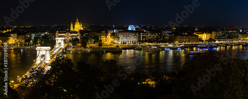 ハンガリー ブダペストのドナウ川の夜景