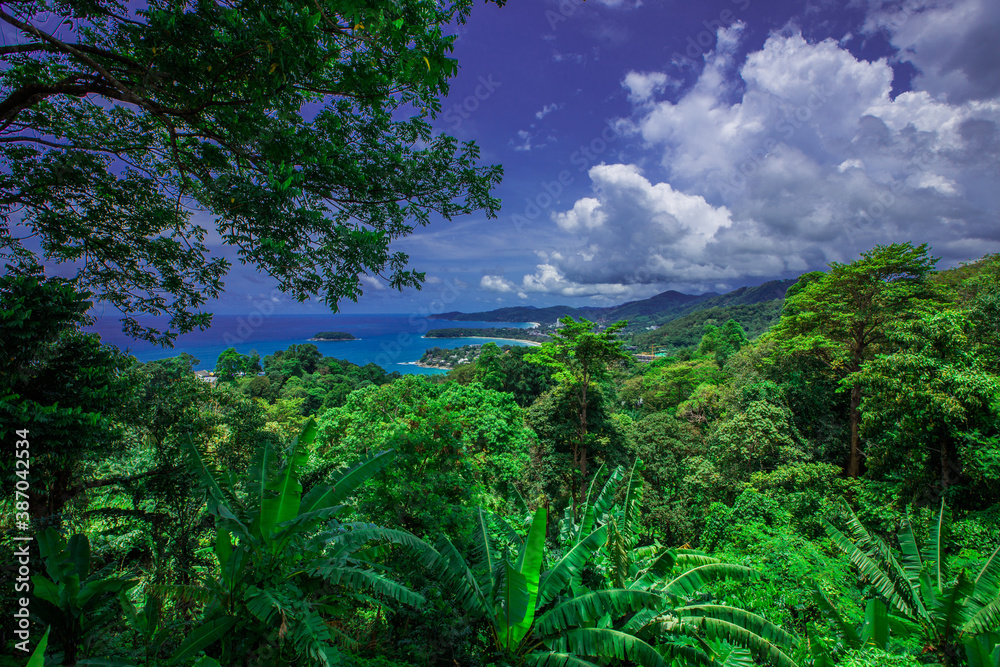 Obraz premium Natural high angle panoramic background With an atmosphere surrounded by mountains and trees, with a blurred wind, cool