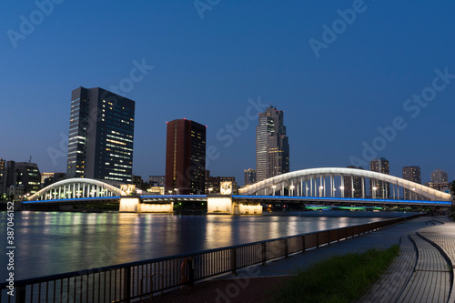 ライトアップした隅田川に架かる勝鬨橋の風景 © EISAKU SHIRAYAMA