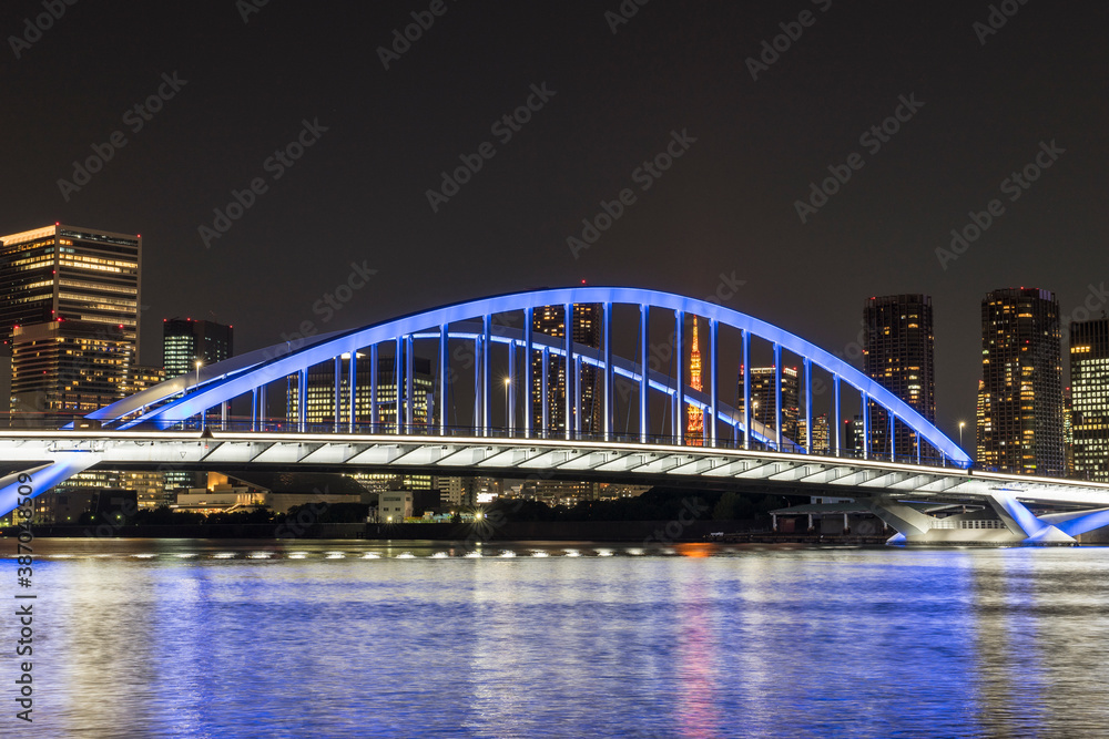 Naklejka premium 明かりの灯った築地大橋