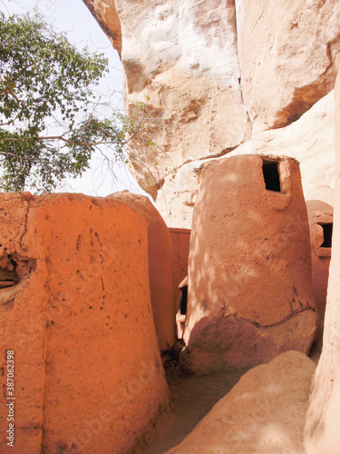 Capanne tradizionali di terra cruda in Burkina Faso, Africa, 2014.