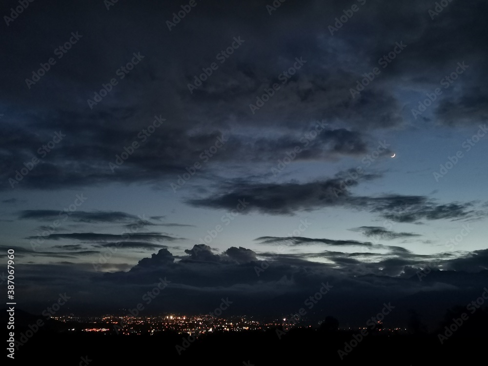 Obraz premium Time lapse of clouds over city