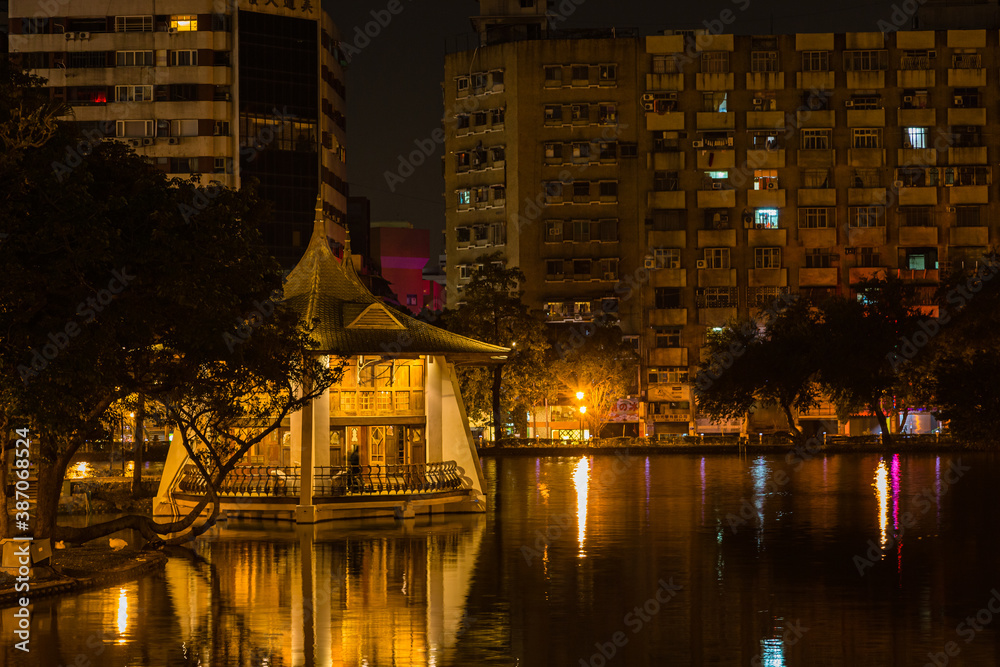 台湾　台中の台中公園にある湖心亭と夜景