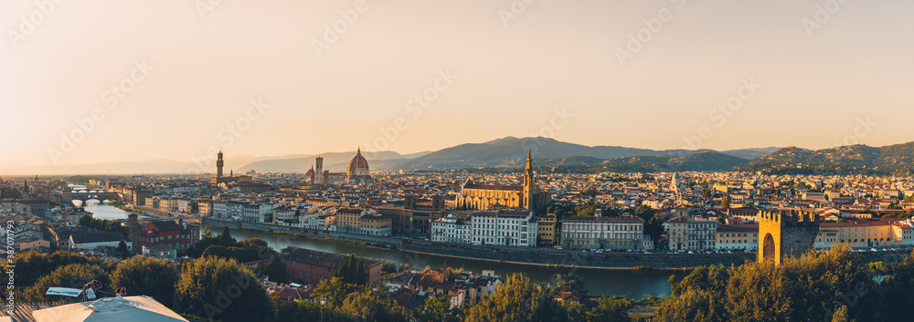 Panorama während eines Sonnenuntergangs über Florenz, Italien