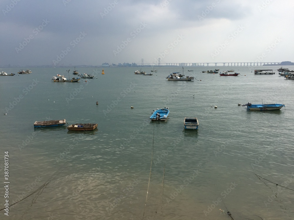 Obraz premium 작은 배들이 보이는 바다 풍경