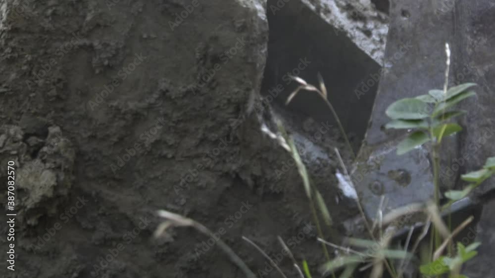 Estrazione di una roccia con escavatore