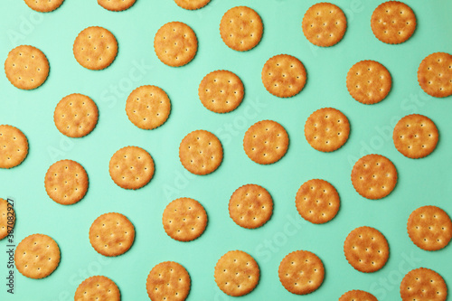 Φωτογραφία Flat lay with cracker biscuits on mint background