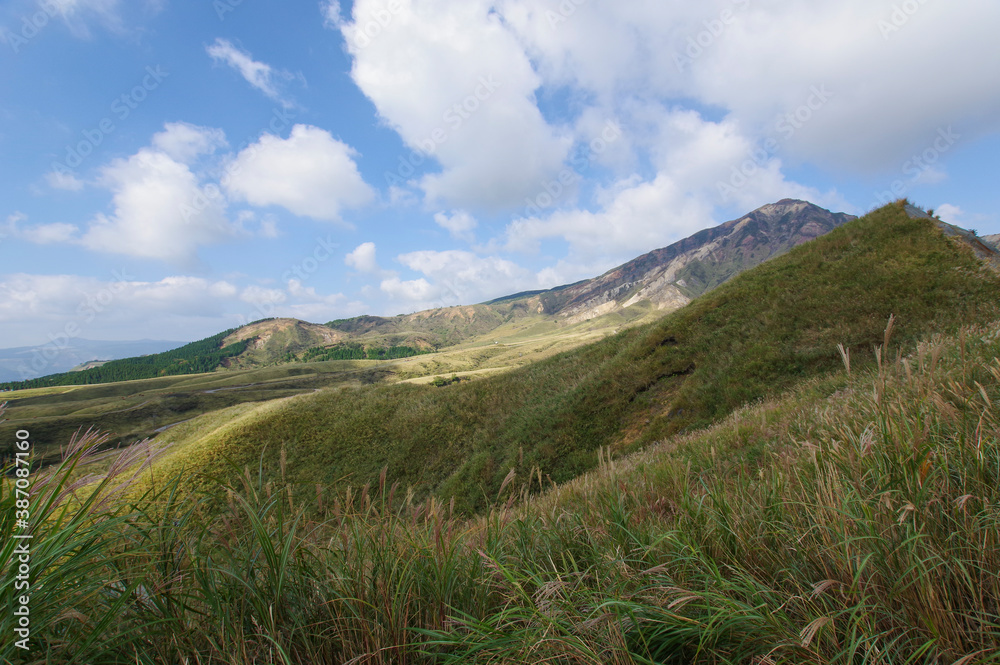 ススキが風に揺れる阿蘇山の秋