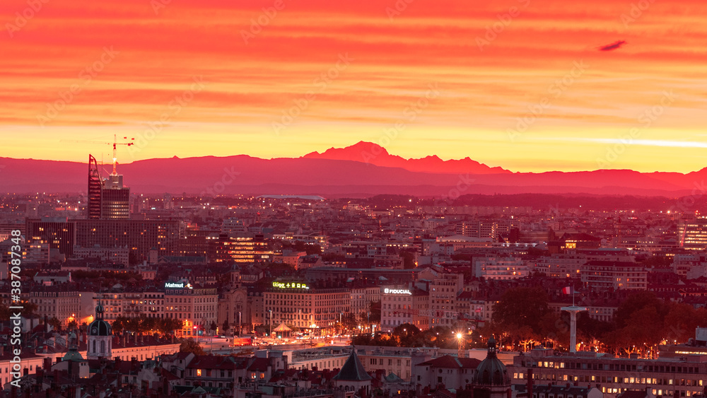 Levé de soleil a Lyon avec vue sur les Alpes  