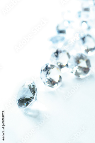 Diamanten auf weißer Fläche