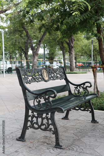 公園ベンチ © Paylessimages