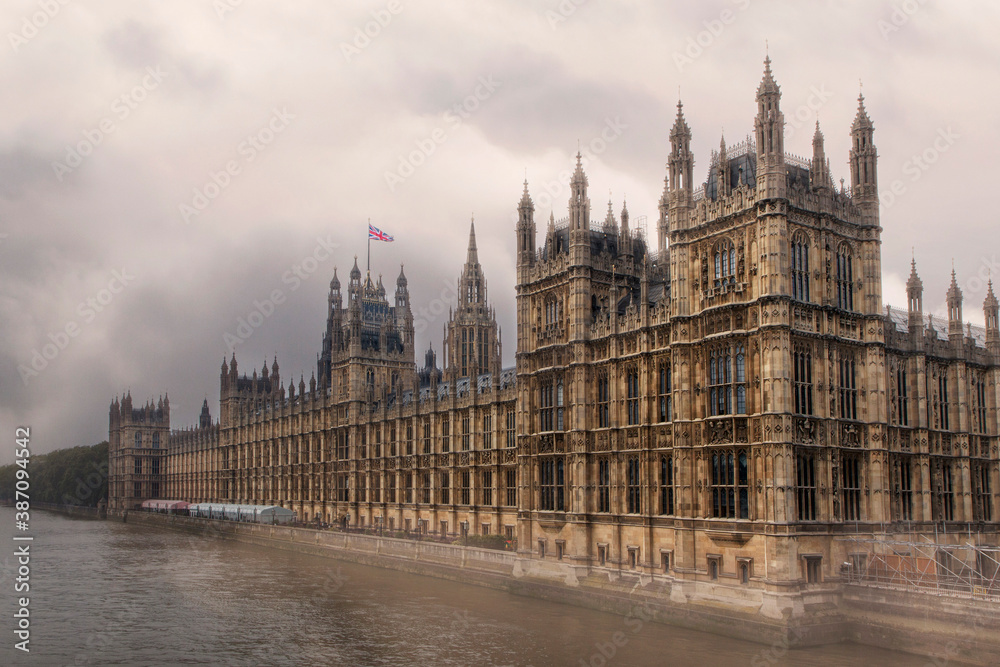 Fototapeta premium Houses of Parliament on the River Thames - with storm clouds.