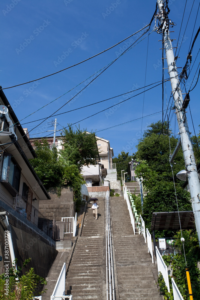 住宅街の急な階段