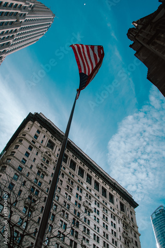 Foto de la bandera estadounidense entre edificios en Nueva York photo