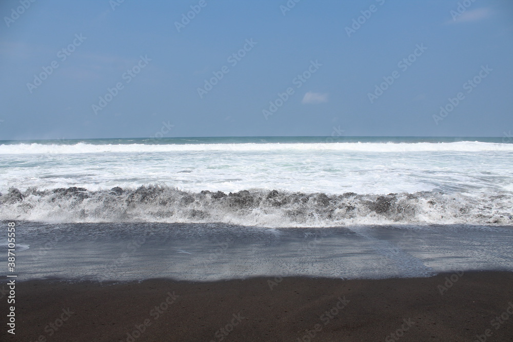 water waves on the beach during the day