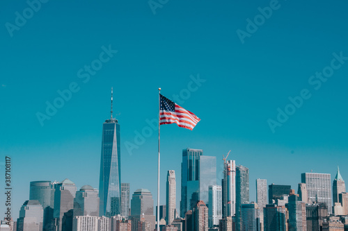 Foto de la bandera de Estados Unidos con los rascacielos de Manhattan, Nueva York