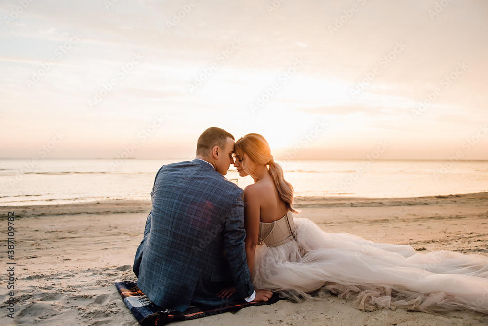 Fototapeta premium couple on the beach