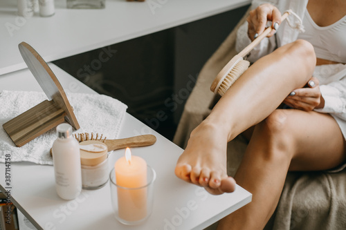 Fotografie Dry brushing body brush for exfoliating dry skin, lymphatic drainage and cellulite treatment